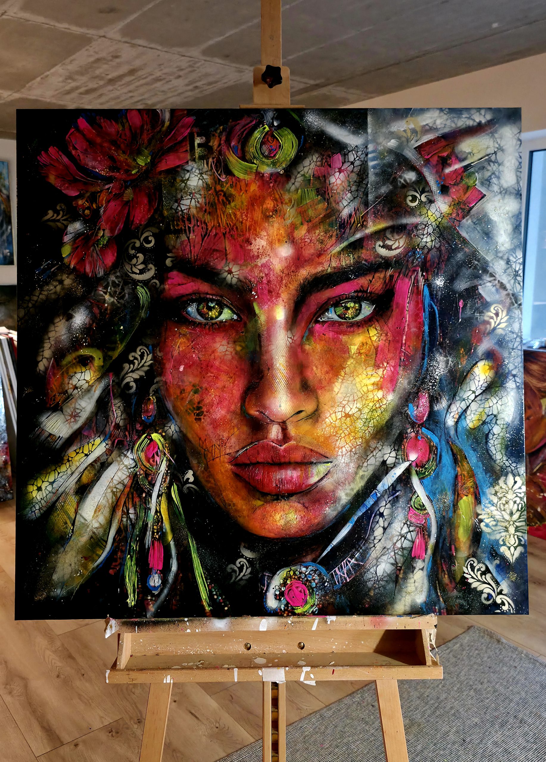 Obraz „The Shaman's Gaze" – moderné figuratívno-abstraktné mixed media umenie (90×90 cm) – Obrázok 2