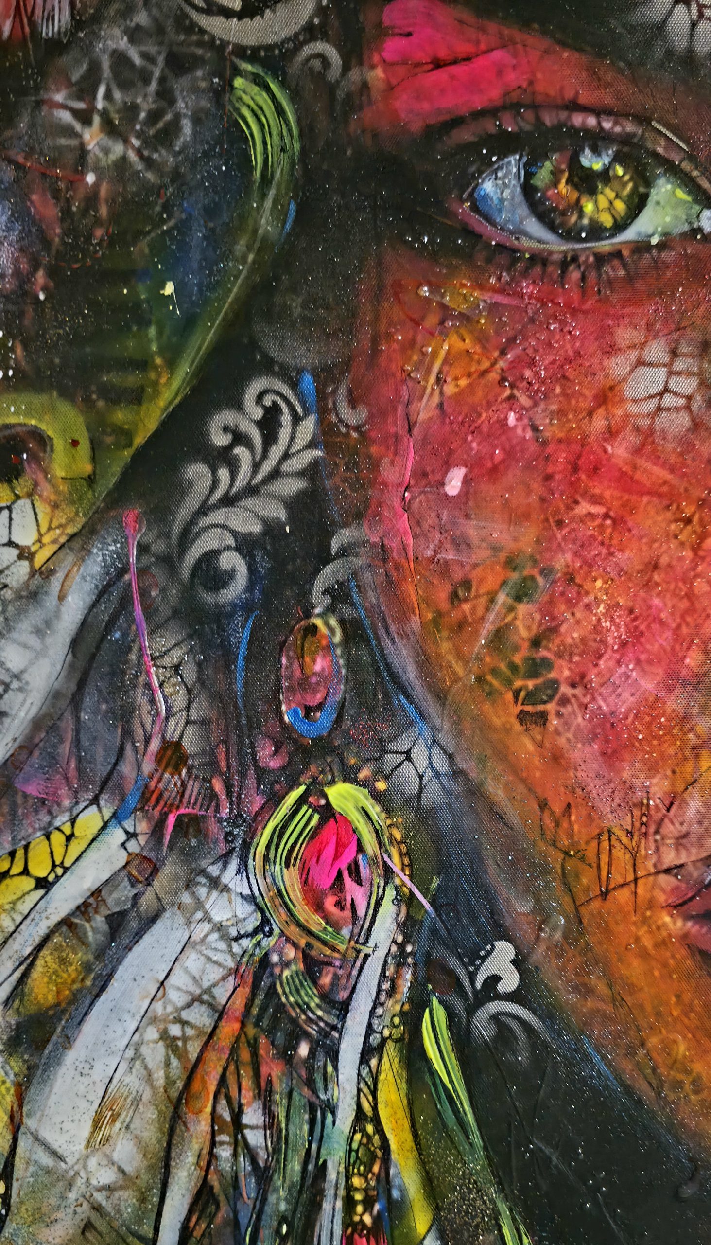 Obraz „The Shaman's Gaze" – moderné figuratívno-abstraktné mixed media umenie (90×90 cm) – Obrázok 3