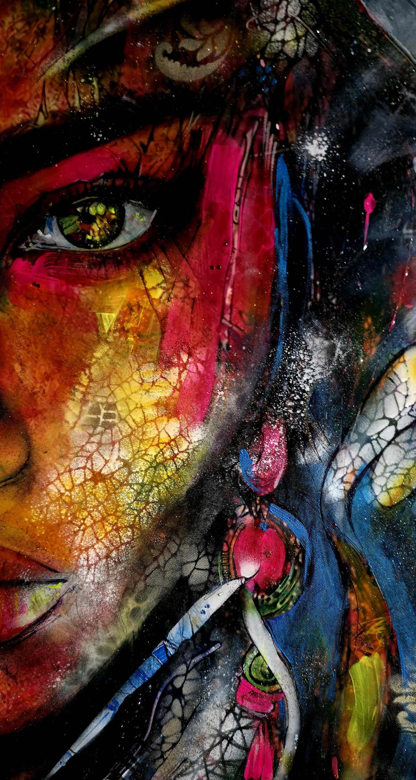 Obraz „The Shaman's Gaze" – moderné figuratívno-abstraktné mixed media umenie (90×90 cm) – Obrázok 4